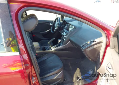 2014 Ford Focus Titanium z USA, uszkodzony, nr VIN 1FADP3J25EL240493